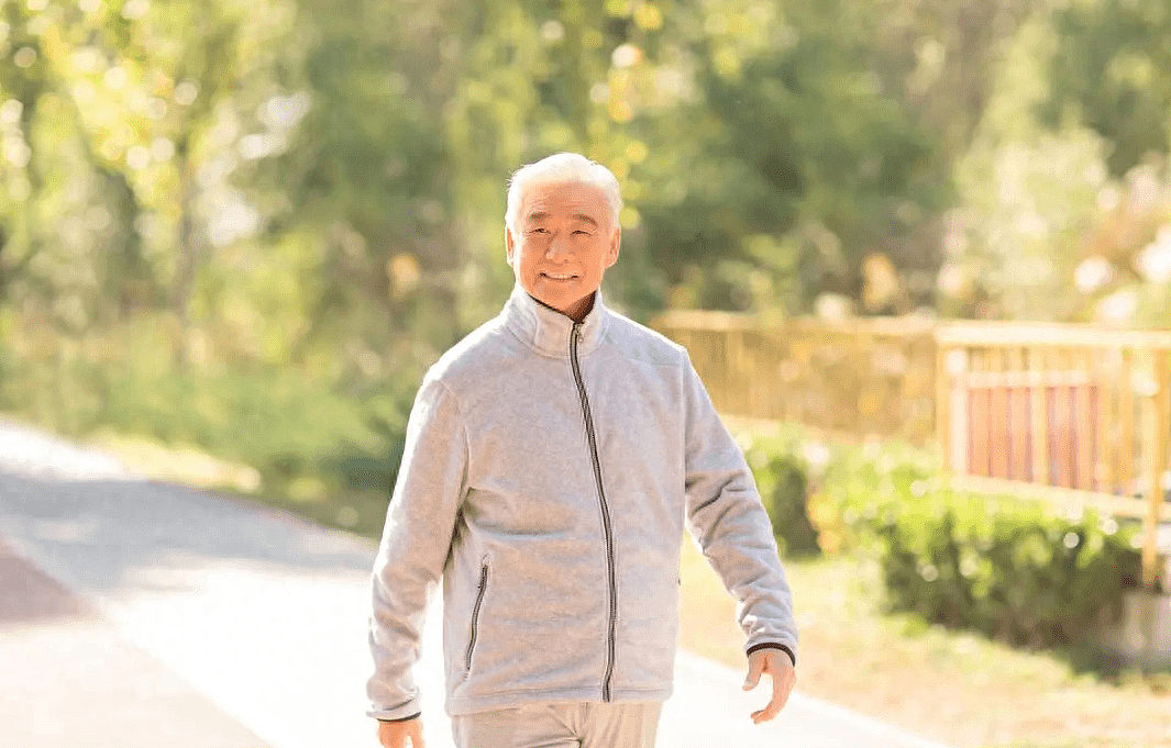 【健康】走路是长寿的良药！再次提醒：到了60岁，走路牢记“4不要”（组图） - 1