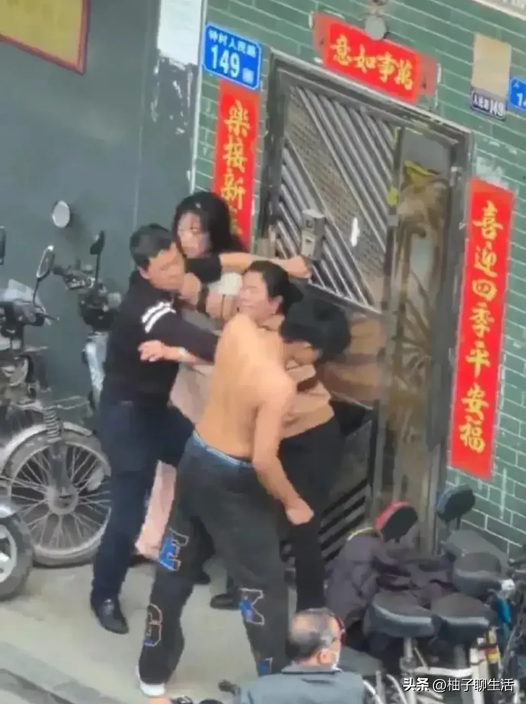 网传广东一父亲出轨儿子女友，儿子与母亲街头殴打父亲，警方介入（视频/组图） - 7
