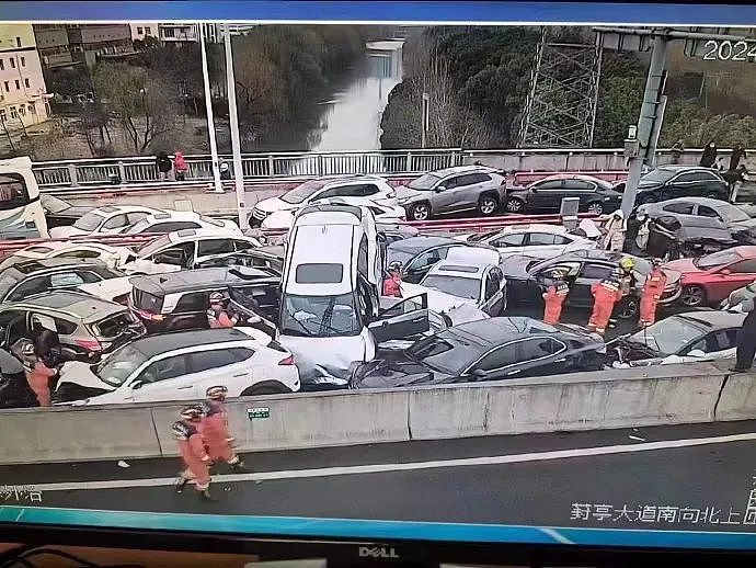 热搜第一！苏州高架100多辆汽车连环相撞，多人受伤！现场视频曝！目击者：有交警被撞倒（视频/组图） - 2