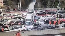 热搜第一！苏州高架上百辆汽车连环相撞，多人受伤