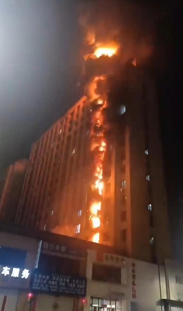 又一起！黑龙江一高层住宅大火，火势凶猛浓烟滚滚（视频/组图） - 1