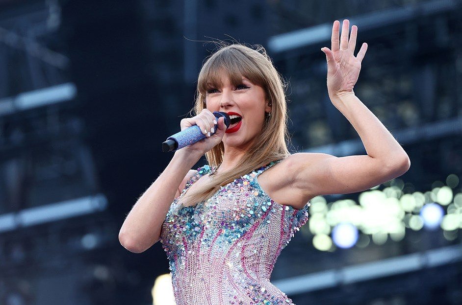 Taylor Swift Performs 2 More Surprise Songs Mashups at Sydney Concert