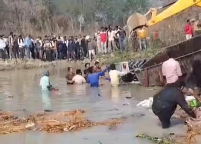 印度拖拉机掉水塘淹死20多人，看懵中国网友！超载已成印式特色（组图） - 4