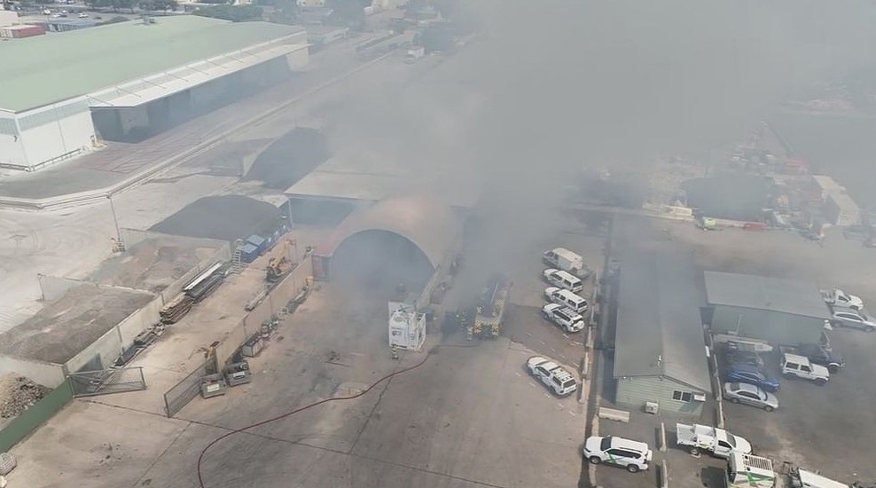 澳洲工厂起火！近70名消防员奋战4小时，现场冒出滚滚浓烟（组图） - 2