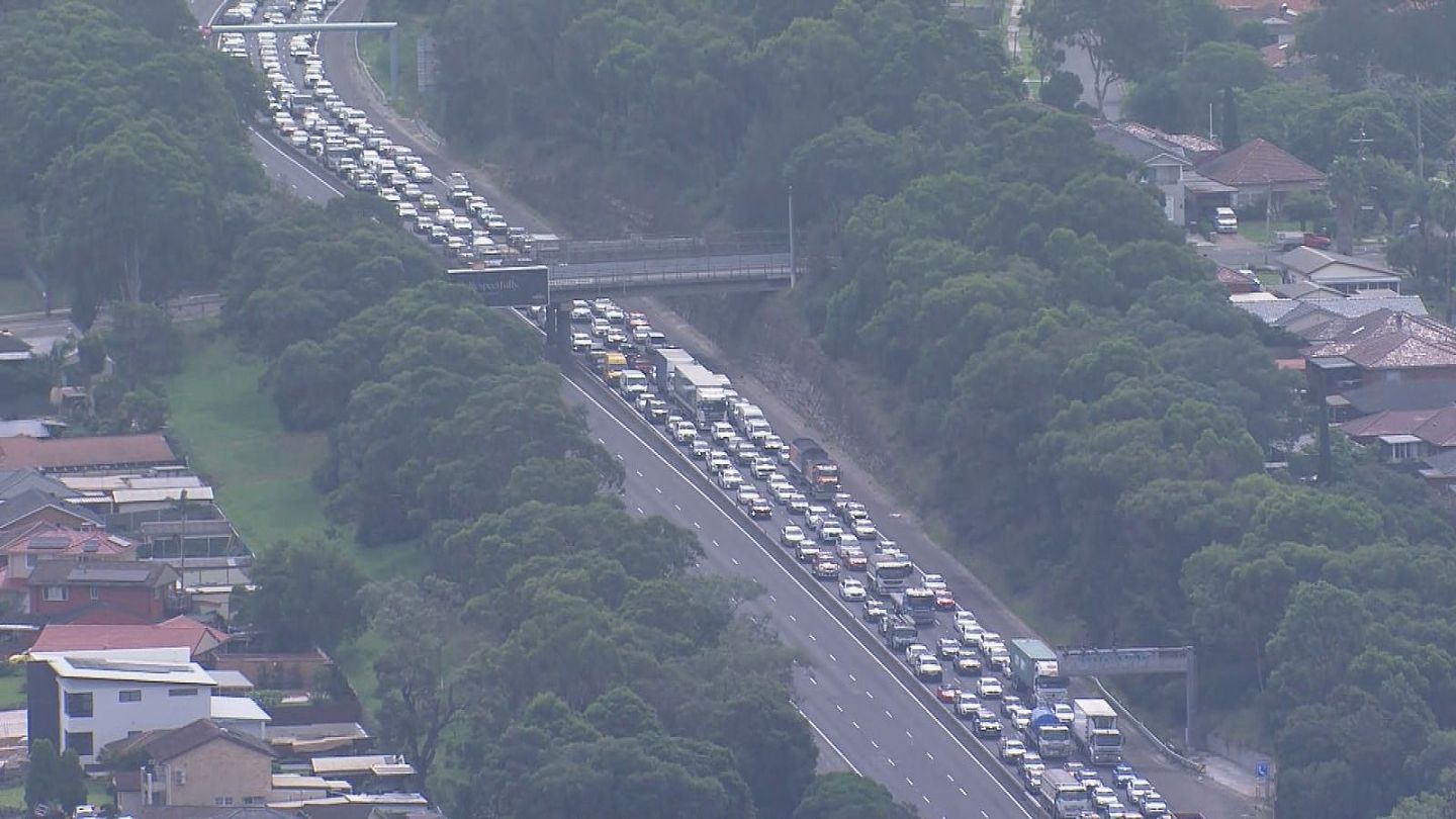 悉尼M4车祸，卡车汽车猛撞，事故现场一片狼藉！周边区域严重拥堵，车龙长达12公里（组图） - 2