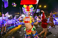 悉尼夜空彩虹色！2024同性恋狂欢大游行嗨翻天