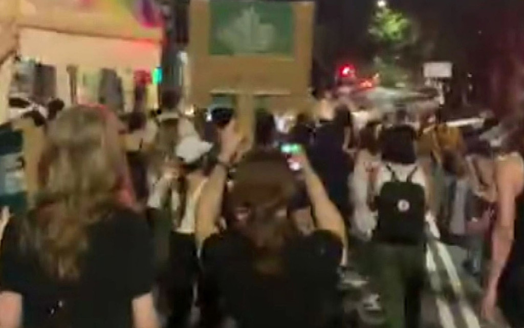 悉尼CBD爆发游行示威，数百名抗议者与警方发生冲突！现场一片混乱（视频/组图） - 2