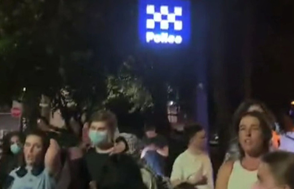 悉尼CBD爆发游行示威，数百名抗议者与警方发生冲突！现场一片混乱（视频/组图） - 3