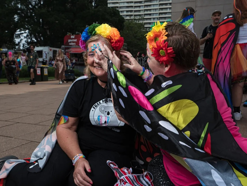 悉尼今夜彩虹色！2024同性恋狂欢节大游行嗨翻天，澳洲女足及彩虹家庭方阵引得阵阵欢呼（视频/组图） - 37