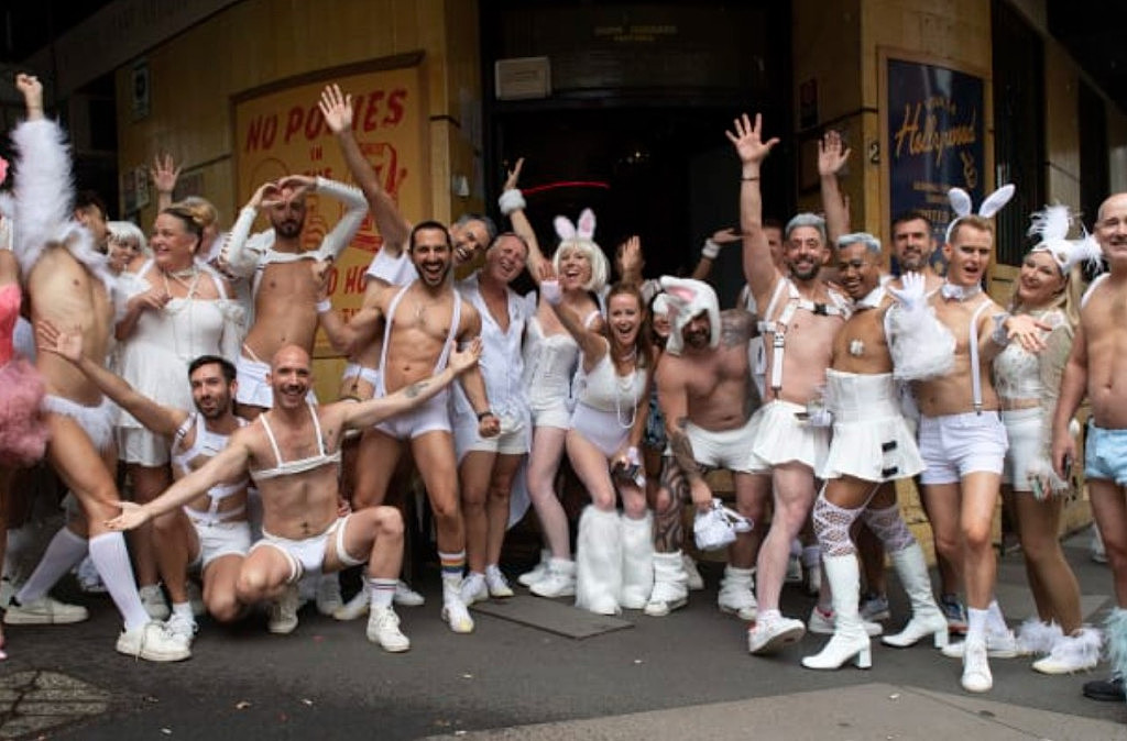 悉尼今夜彩虹色！2024同性恋狂欢节大游行嗨翻天，澳洲女足及彩虹家庭方阵引得阵阵欢呼（视频/组图） - 42