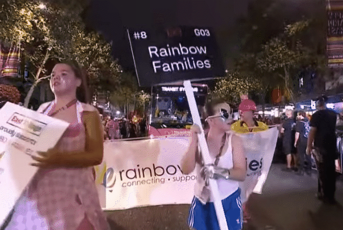 悉尼今夜彩虹色！2024同性恋狂欢节大游行嗨翻天，澳洲女足及彩虹家庭方阵引得阵阵欢呼（视频/组图） - 28
