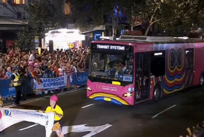 悉尼今夜彩虹色！2024同性恋狂欢节大游行嗨翻天，澳洲女足及彩虹家庭方阵引得阵阵欢呼（视频/组图） - 29