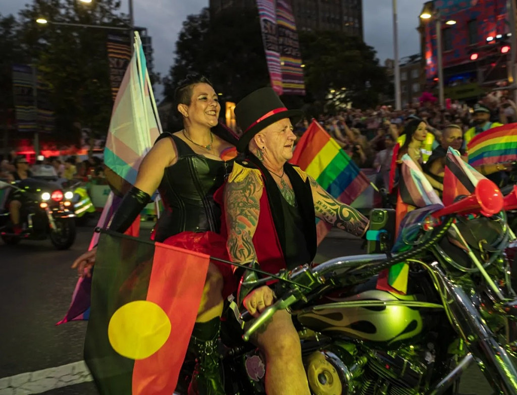 悉尼今夜彩虹色！2024同性恋狂欢节大游行嗨翻天，澳洲女足及彩虹家庭方阵引得阵阵欢呼（视频/组图） - 19