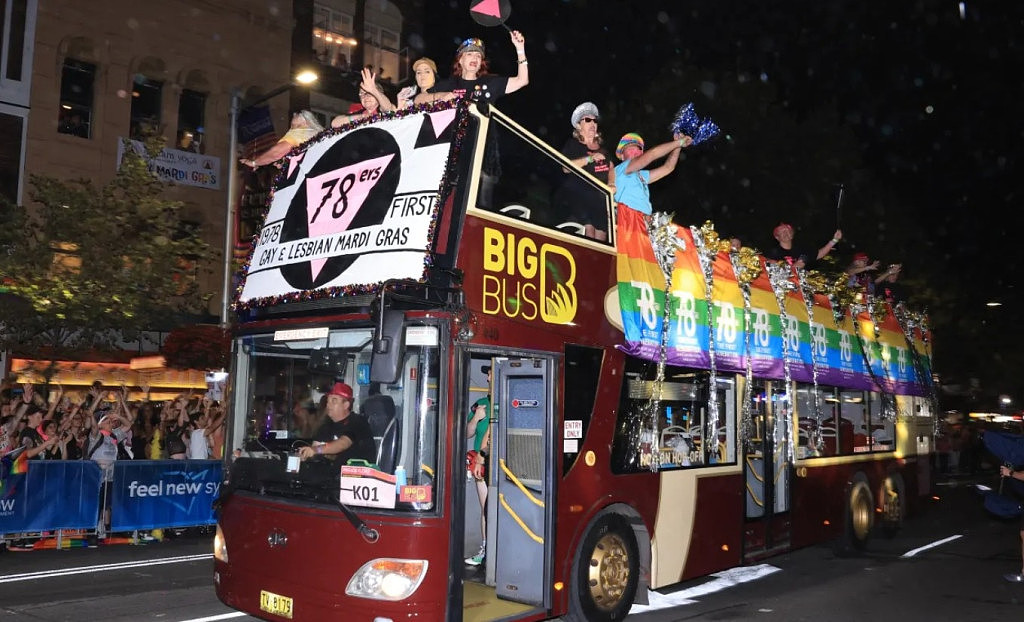 悉尼今夜彩虹色！2024同性恋狂欢节大游行嗨翻天，澳洲女足及彩虹家庭方阵引得阵阵欢呼（视频/组图） - 7