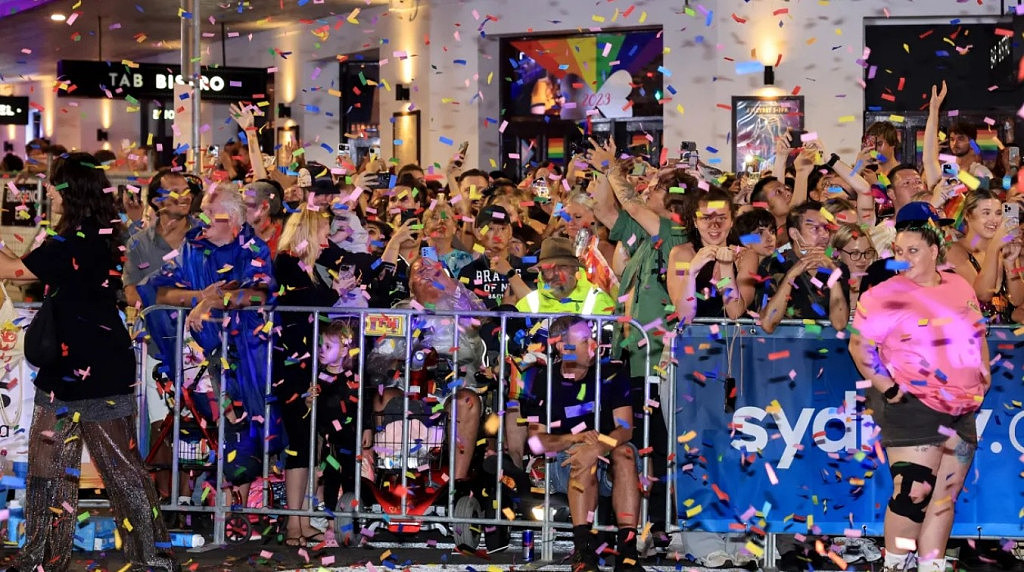 悉尼今夜彩虹色！2024同性恋狂欢节大游行嗨翻天，澳洲女足及彩虹家庭方阵引得阵阵欢呼（视频/组图） - 8