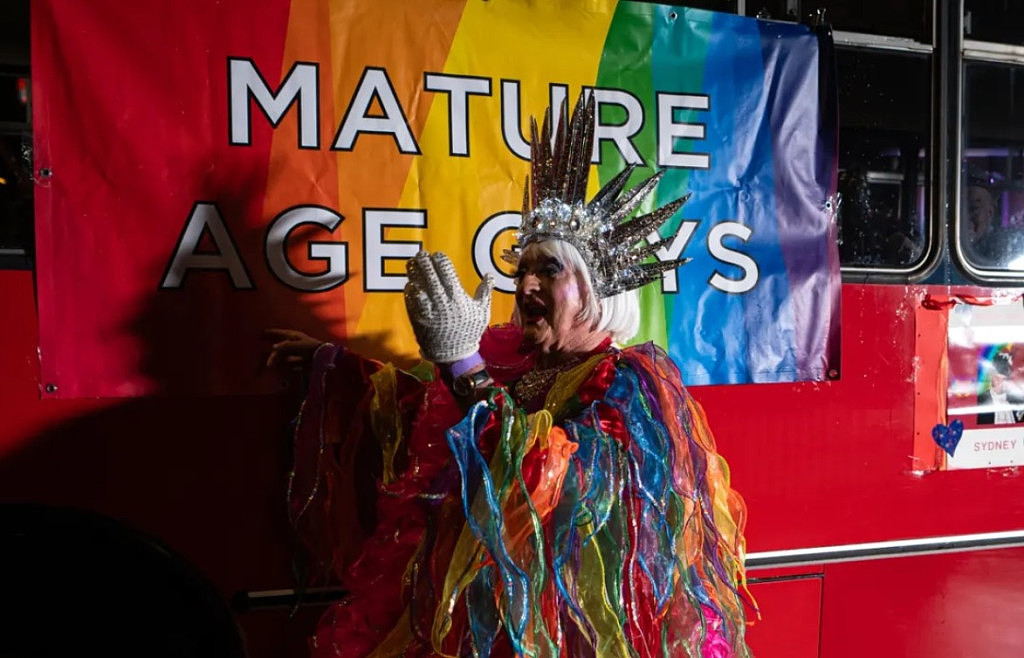 悉尼今夜彩虹色！2024同性恋狂欢节大游行嗨翻天，澳洲女足及彩虹家庭方阵引得阵阵欢呼（视频/组图） - 9