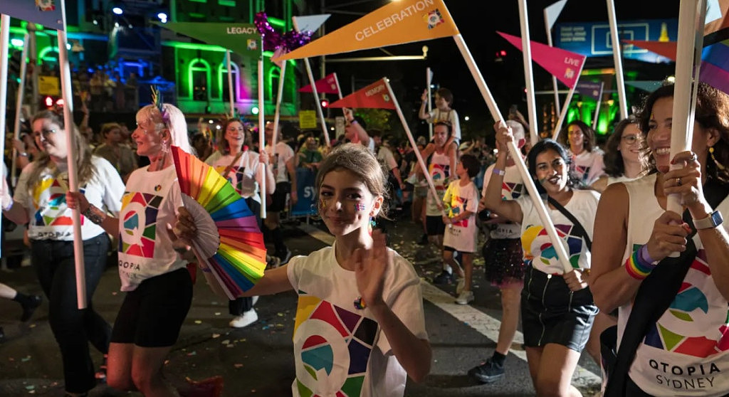 悉尼今夜彩虹色！2024同性恋狂欢节大游行嗨翻天，澳洲女足及彩虹家庭方阵引得阵阵欢呼（视频/组图） - 11
