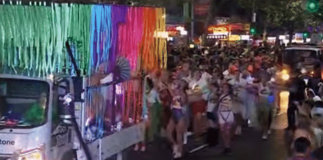 悉尼今夜彩虹色！2024同性恋狂欢节大游行嗨翻天，澳洲女足及彩虹家庭方阵引得阵阵欢呼（视频/组图） - 2
