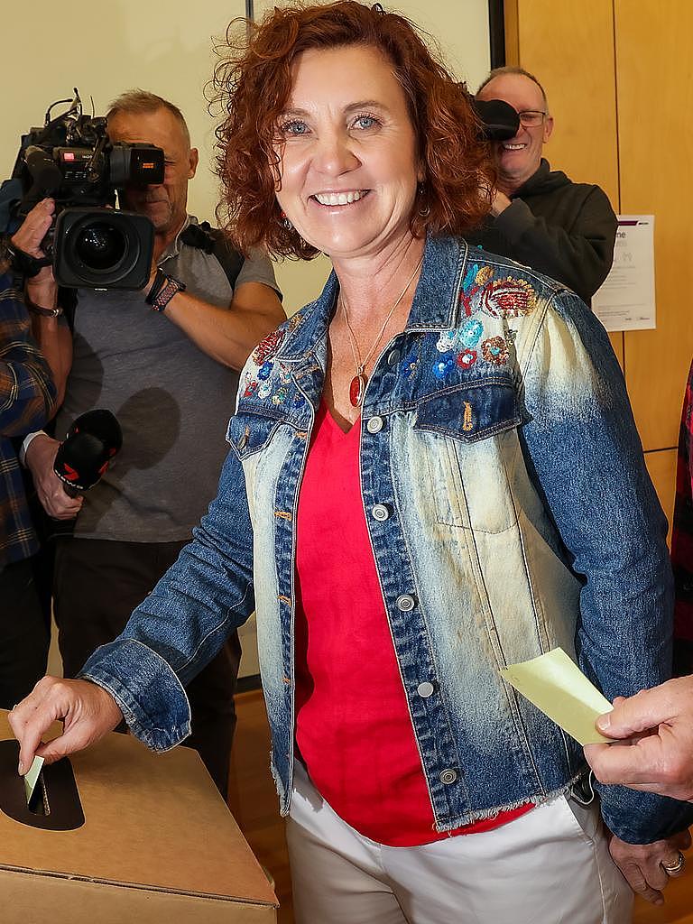 Labor candidate Jodie Belyea casts her vote at Derinya Primary School in Frankston South on Saturday. Picture: NCA NewsWire / Ian Currie