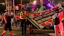 悉尼同性恋游行爆发冲突，州长遭亲巴抗议者“拦路”