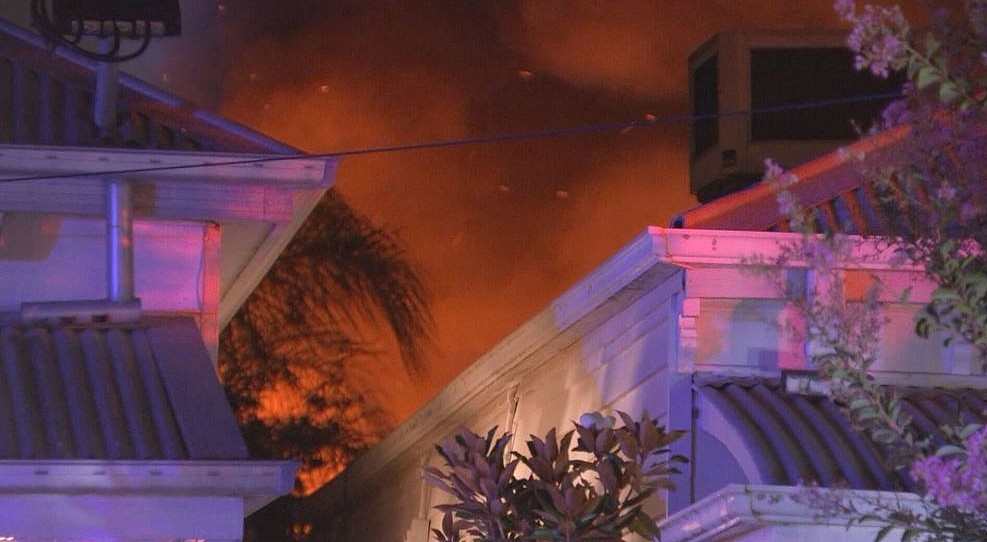 墨尔本西区民宅起火！1人被烧伤，消防员奋战3小时灭火（组图） - 2