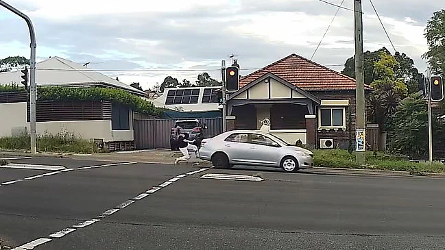 悉尼Ryde发生车祸！女子低头闯红灯被撞倒，包包甩出数米远（视频/组图） - 3