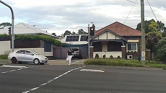 悉尼Ryde发生车祸！女子低头闯红灯被撞倒，包包甩出数米远（视频/组图） - 2