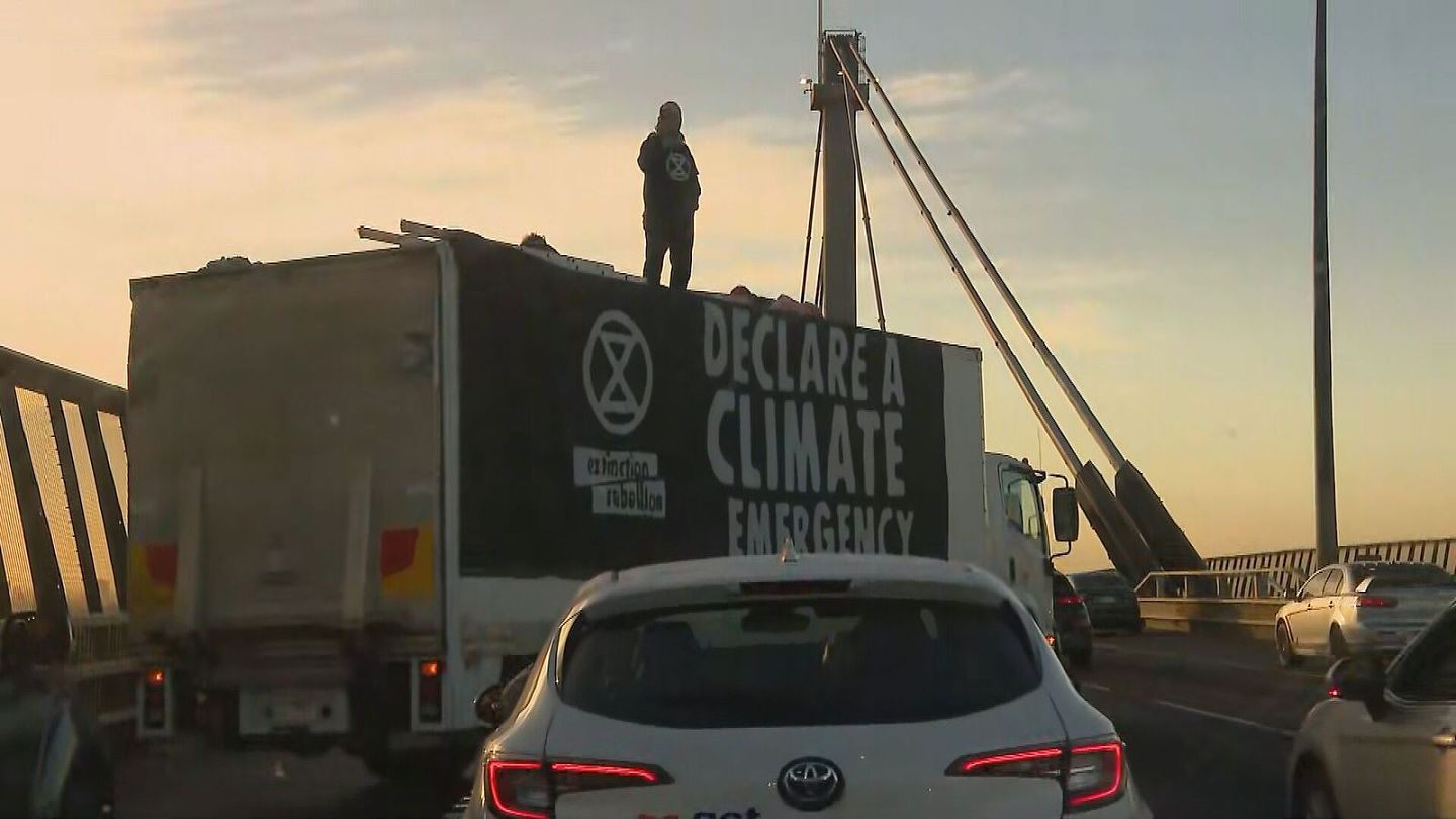 气候抗议者又“作妖”！墨尔本主要高速早高峰遭堵，大批车主受影响，引发交通混乱（视频/组图） - 2
