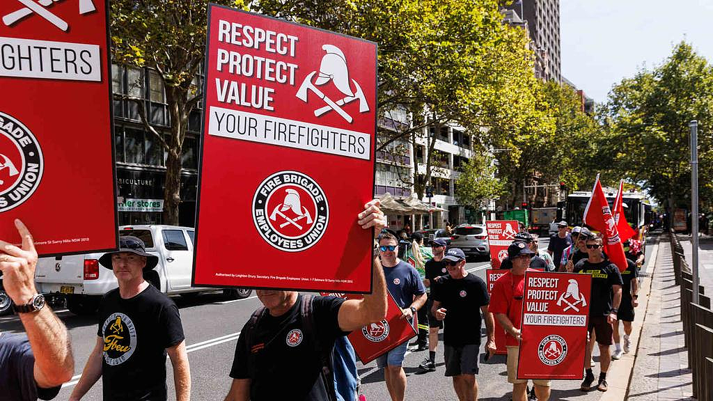 加薪谈判破裂，百名消防员在悉尼CBD游行抗议！工会称“厌恶政府”（组图） - 2