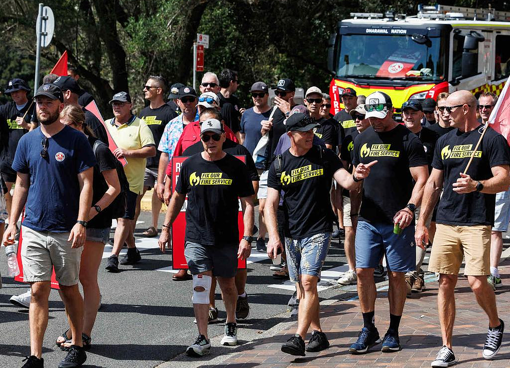 加薪谈判破裂，百名消防员在悉尼CBD游行抗议！工会称“厌恶政府”（组图） - 4