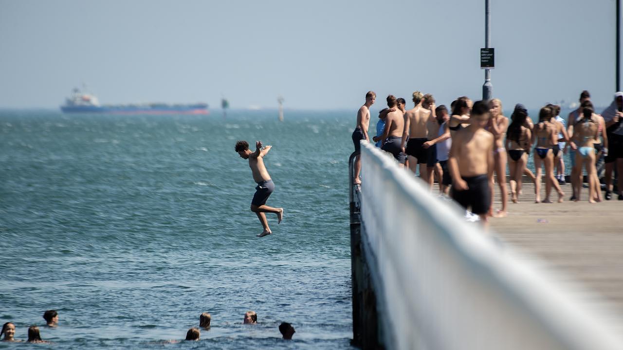 Beach-goers are expected to keep cool during the extreme heat. Picture: NCA NewsWire / Nicki Connolly