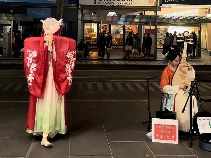 1小时赚$100！东北女孩穿汉服在澳洲街头表演，爆红网络（组图） - 6