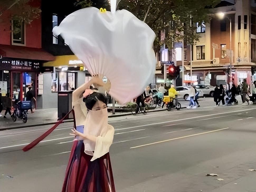 1小时赚$100！东北女孩穿汉服在澳洲街头表演，爆红网络（组图） - 9