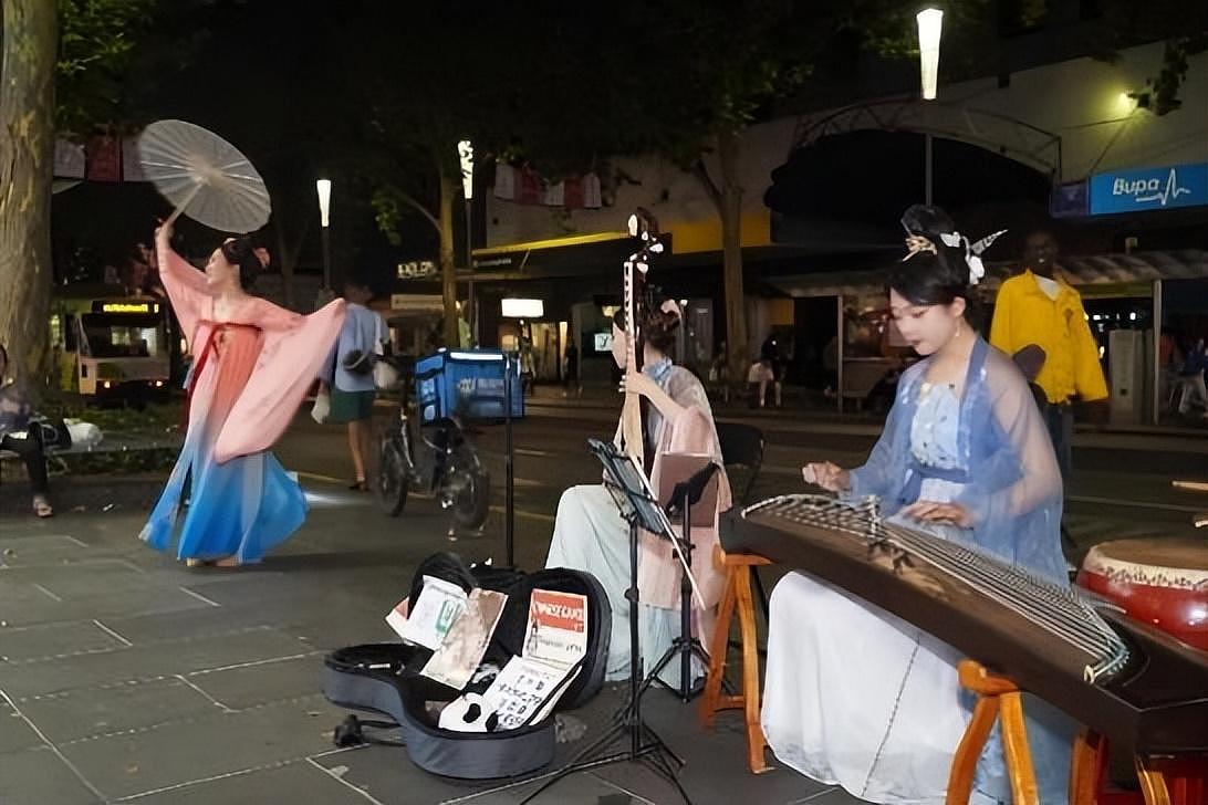 1小时赚$100！东北女孩穿汉服在澳洲街头表演，爆红网络（组图） - 10