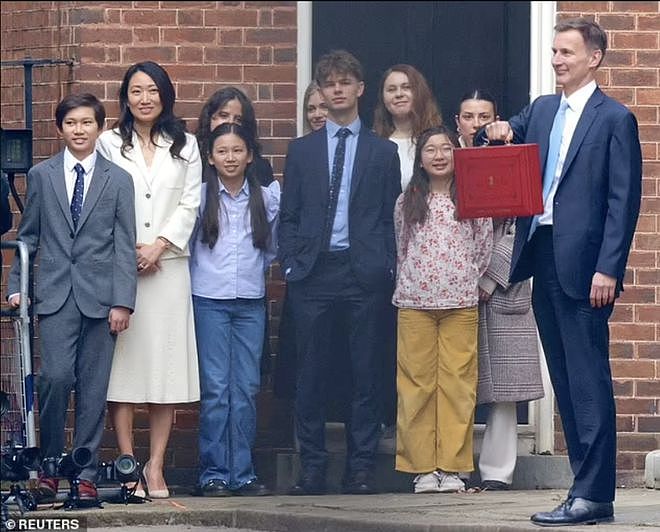 英国财政大臣与小12岁西安妻子罕见公开露面，三个娃都有东方面孔（组图） - 1