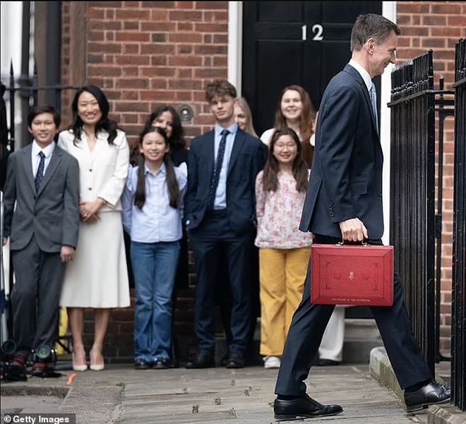 英国财政大臣与小12岁西安妻子罕见公开露面，三个娃都有东方面孔（组图） - 2