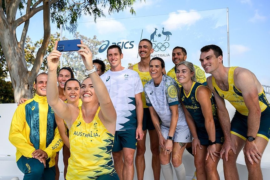 展示新队服的澳大利亚奥运代表队队员在自拍。