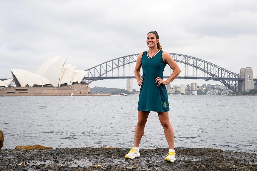 澳大利亚奥运代表队部分“模特”队员在悉尼港湾附近展示了他们的新队服。