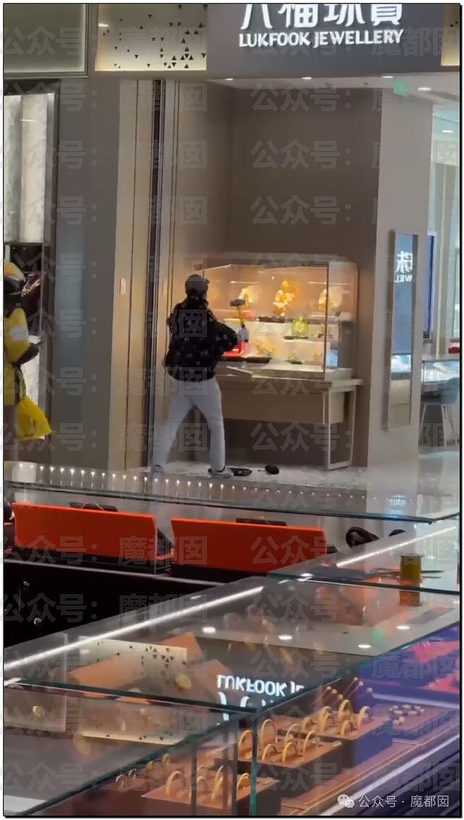 视频疯传！男子持榔头抢劫杭州珠宝店，引众多路人围观，被捕后大喊“我不是中国人，有外交豁免权”（视频/组图） - 2