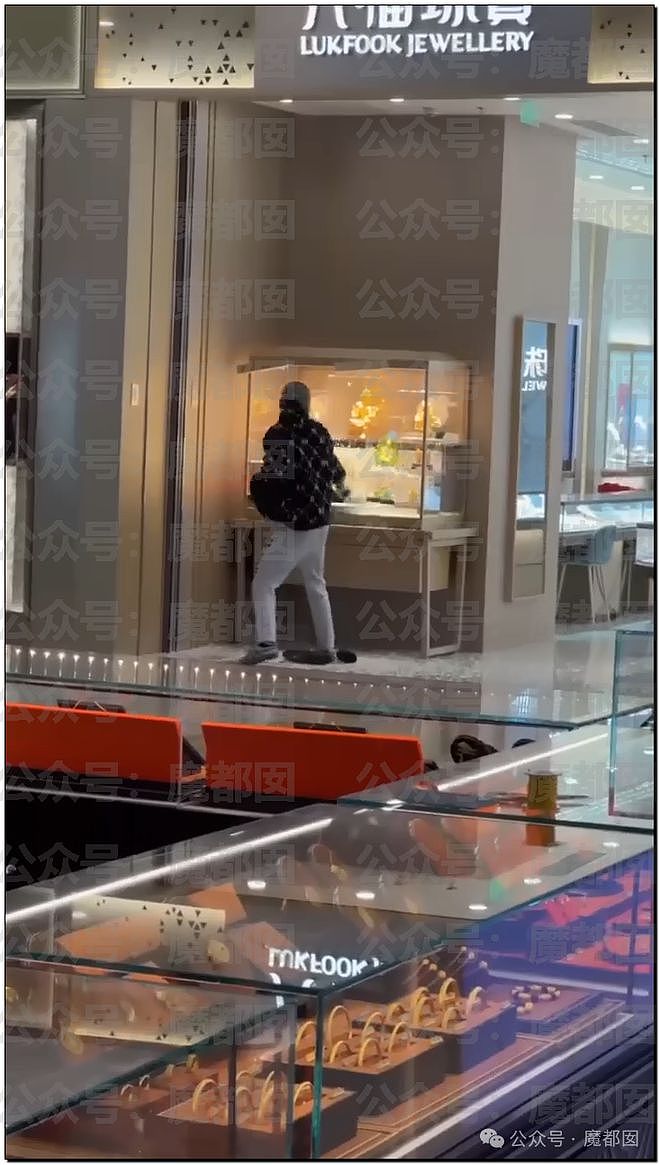 视频疯传！男子持榔头抢劫杭州珠宝店，引众多路人围观，被捕后大喊“我不是中国人，有外交豁免权”（视频/组图） - 3