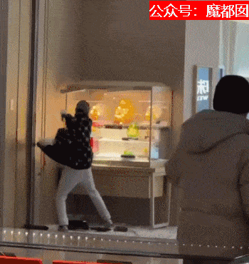 视频疯传！男子持榔头抢劫杭州珠宝店，引众多路人围观，被捕后大喊“我不是中国人，有外交豁免权”（视频/组图） - 6