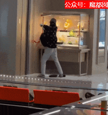 视频疯传！男子持榔头抢劫杭州珠宝店，引众多路人围观，被捕后大喊“我不是中国人，有外交豁免权”（视频/组图） - 5