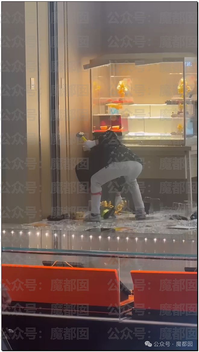 视频疯传！男子持榔头抢劫杭州珠宝店，引众多路人围观，被捕后大喊“我不是中国人，有外交豁免权”（视频/组图） - 4