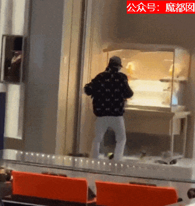 视频疯传！男子持榔头抢劫杭州珠宝店，引众多路人围观，被捕后大喊“我不是中国人，有外交豁免权”（视频/组图） - 10