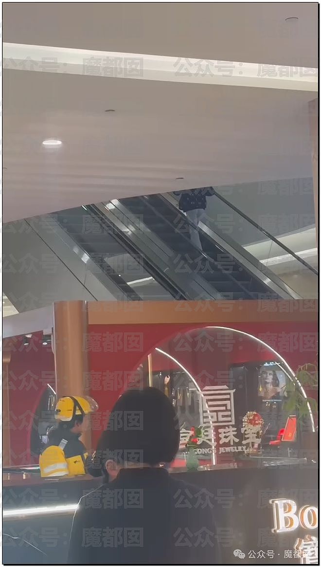 视频疯传！男子持榔头抢劫杭州珠宝店，引众多路人围观，被捕后大喊“我不是中国人，有外交豁免权”（视频/组图） - 22