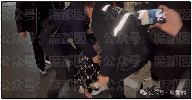 视频疯传！男子持榔头抢劫杭州珠宝店，引众多路人围观，被捕后大喊“我不是中国人，有外交豁免权”（视频/组图） - 26