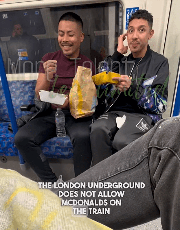 伦敦“地铁判官”火了！车厢禁止秀恩爱、吃中餐？给别人带来欢笑的他却无处为家（组视频/图） - 17