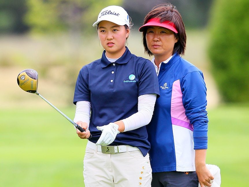 旻智和旻宇从身为前高尔夫教练的母亲克拉拉那儿学会了高尔夫球的基本知识。