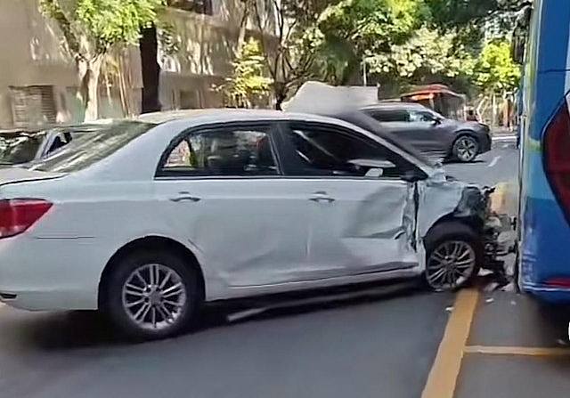 11人受伤！广州闹市区发生车祸，现场一片狼藉！目击者：肇事司机连续碰撞行人，叼着烟跑的（视频/组图） - 6
