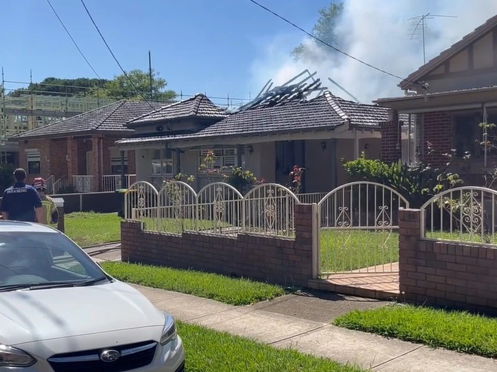 悉尼内西区民宅失火，屋顶被烧塌！大批消防员出动（组图） - 3